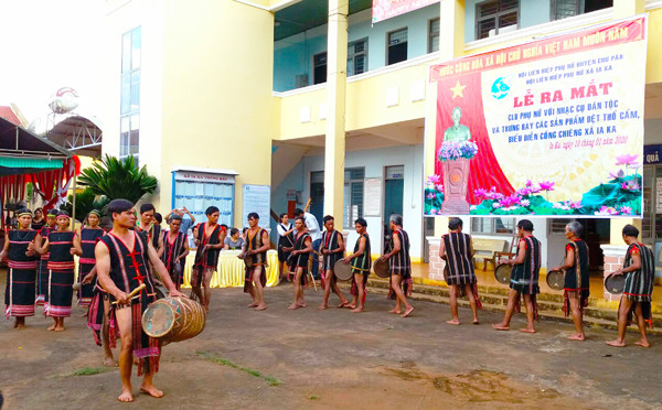 Một tiết mục trình diễn nhạc cụ dân tộc chào mừng ra mắt Câu lạc bộ “Phụ nữ với nhạc cụ dân tộc” xã Ia Ka. Ảnh: N.N Một tiết mục trình diễn nhạc cụ dân tộc chào mừng ra mắt Câu lạc bộ “Phụ nữ với nhạc cụ dân tộc” xã Ia Ka. Ảnh: N.N