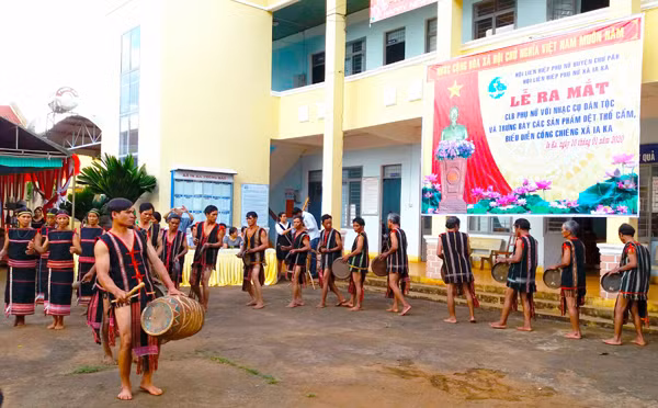 Một tiết mục trình diễn nhạc cụ dân tộc chào mừng ra mắt Câu lạc bộ “Phụ nữ với nhạc cụ dân tộc” xã Ia Ka. Ảnh: N.N