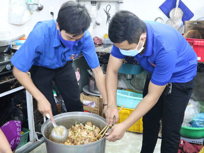 Thanh niên tình nguyện nấu suất ăn…
