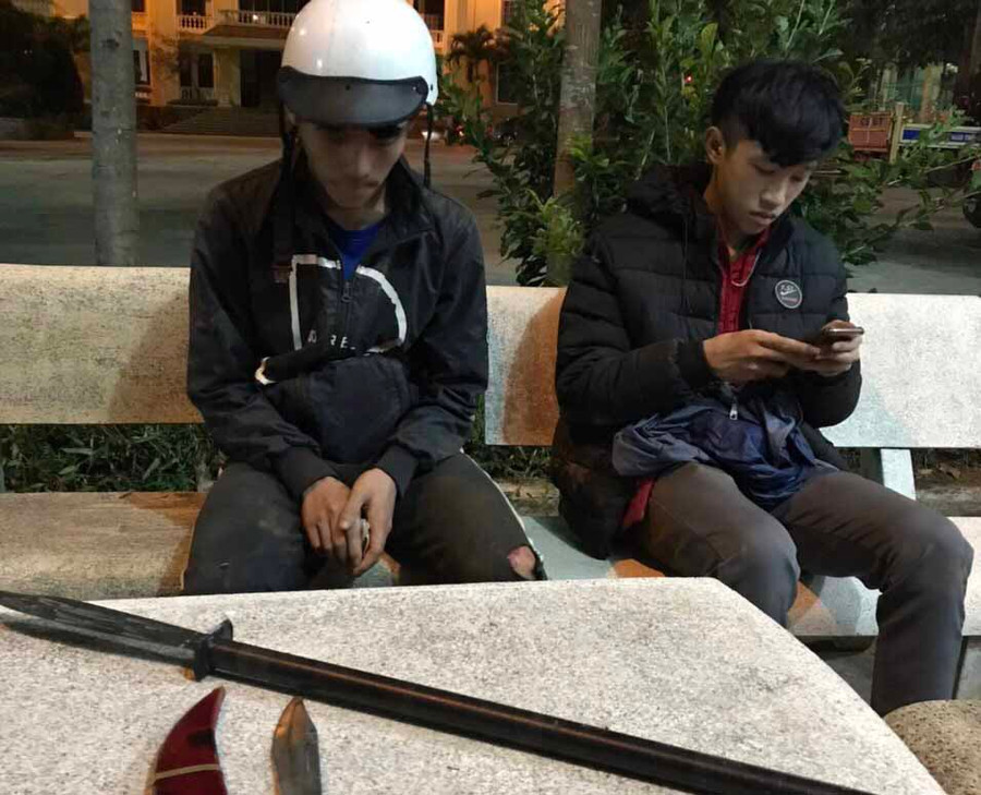 2 đối tượng bị bắt giữ cùng hung khí. Ảnh: Văn Ngọc