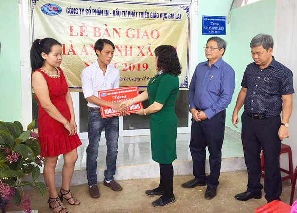 Công ty cổ phần In-Đầu tư Phát triển Giáo dục Gia Lai tặng nhà an sinh xã hội nội bộ cho anh Nguyễn Anh Hiệp (làng Brel, xã Ia Dêr, huyện Ia Grai). Ảnh: K.L