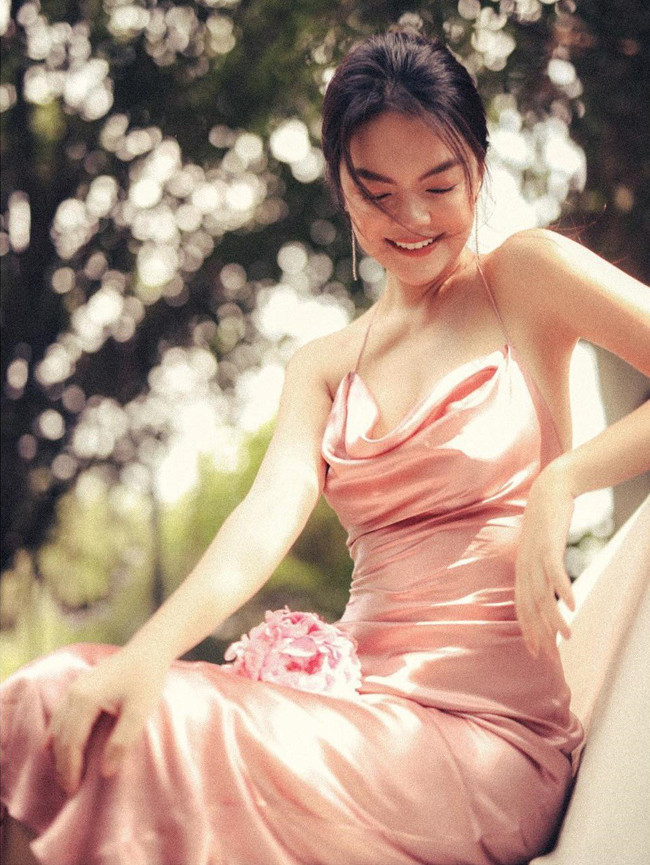 Thậm chí, cùng một kiểu dáng nhưng cô diện hẳn nhiều màu sắc khác nhau. 