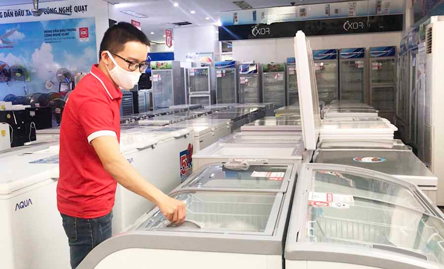 Các cửa hàng đã đưa ra nhiều chương trình ưu đãi hấp dẫn nhưng lượng khách mua vẫn giảm rất mạnh. Ảnh: V.T Các cửa hàng đã đưa ra nhiều chương trình ưu đãi hấp dẫn nhưng lượng khách mua vẫn giảm rất mạnh. Ảnh: V.T