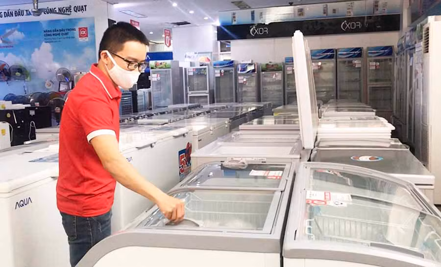  Các cửa hàng đã đưa ra nhiều chương trình ưu đãi hấp dẫn nhưng lượng khách mua vẫn giảm rất mạnh. Ảnh: V.T