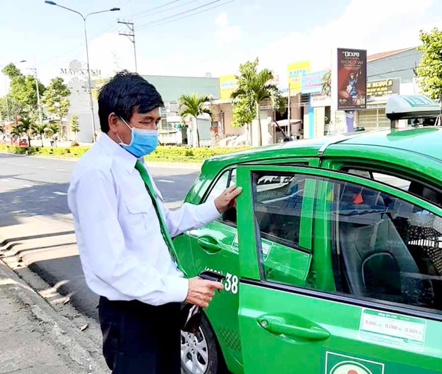 Tài xế Đỗ Xuân Lâm-Công ty TNHH một thành viên Mai Linh Gia Lai sát khuẩn phương tiện sau mỗi chuyến vận chuyển khách. Ảnh: Lê Hòa