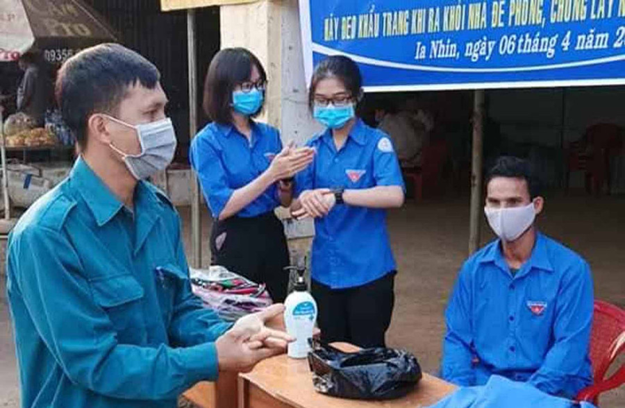 Đoàn thanh niên xã Ia Nhin tổ chức phát khẩu trang miễn phí cho người dân. Ảnh: Hà Phương