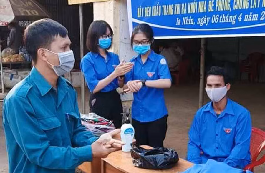 Đoàn thanh niên xã Ia Nhin tổ chức phát khẩu trang miễn phí cho người dân. Ảnh: Hà Phương