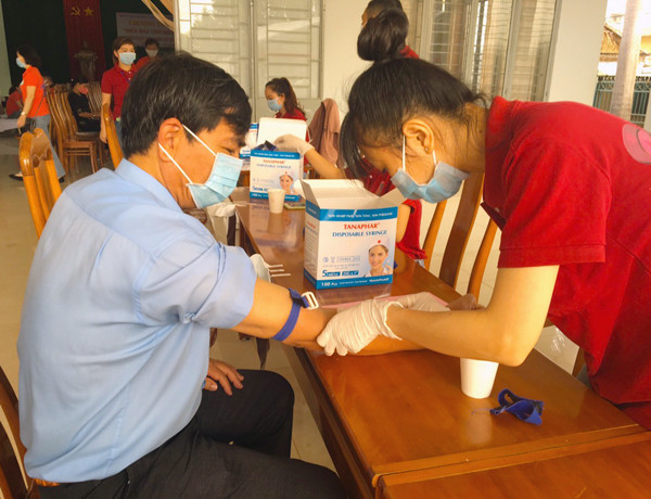 Kỹ thuật viên xét nghiệm lấy mẫu máu của người dân tham gia hiến máu tình nguyện. Ảnh: H.N