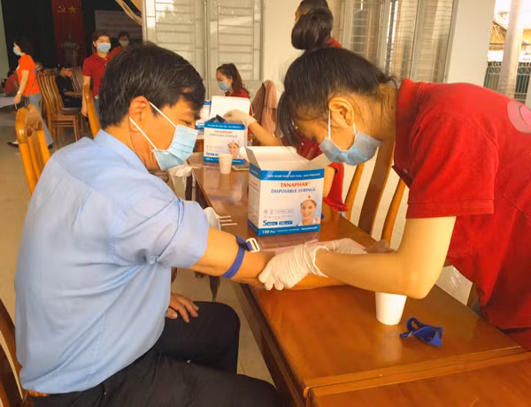 Kỹ thuật viên xét nghiệm lấy mẫu máu của người dân tham gia hiến máu tình nguyện. Ảnh: H.N