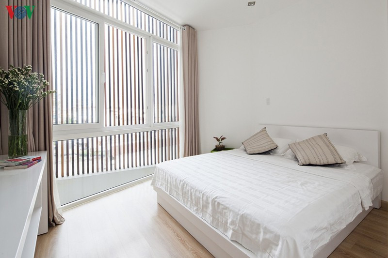 Phòng ngủ chính trên tầng 2. Mặt tiền được cấu tạo bởi 2 lớp: 1 lớp lam gỗ bên ngoài và lớp cửa kính bên trong, giúp chắn nắng mà vẫn thông thoáng, tiện nghi cho sử dụng. Màu sắc chủ đạo là màu trắng để có cảm giác rộng rãi. Phòng ngủ chính trên tầng 2. Mặt tiền được cấu tạo bởi 2 lớp: 1 lớp lam gỗ bên ngoài và lớp cửa kính bên trong, giúp chắn nắng mà vẫn thông thoáng, tiện nghi cho sử dụng. Màu sắc chủ đạo là màu trắng để có cảm giác rộng rãi.