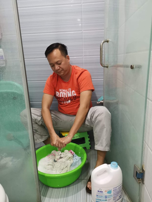 Khi hướng dẫn viên Thành Trung thất nghiệp ở nhà trở thành ông bố bỉm sữa. (Ảnh: NVCC/Vietnam+)