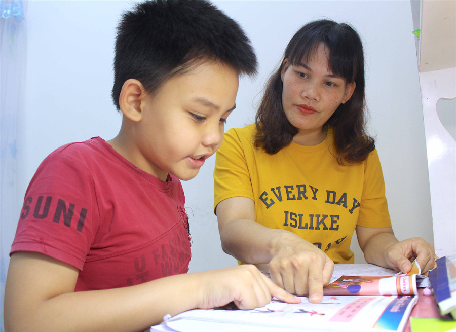 Phụ huynh đọc sách cùng con tại nhà cũng là một hoạt động để hưởng ứng Ngày sách Việt Nam lần thứ 7 trong điều kiện dịch bệnh. Ảnh: Mộc Trà 