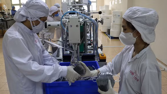 Sản xuất tại một doanh nghiệp ở Khu công nghiệp Tân Bình (TP.HCM) trong mùa dịch - Ảnh: NGỌC PHƯỢNG