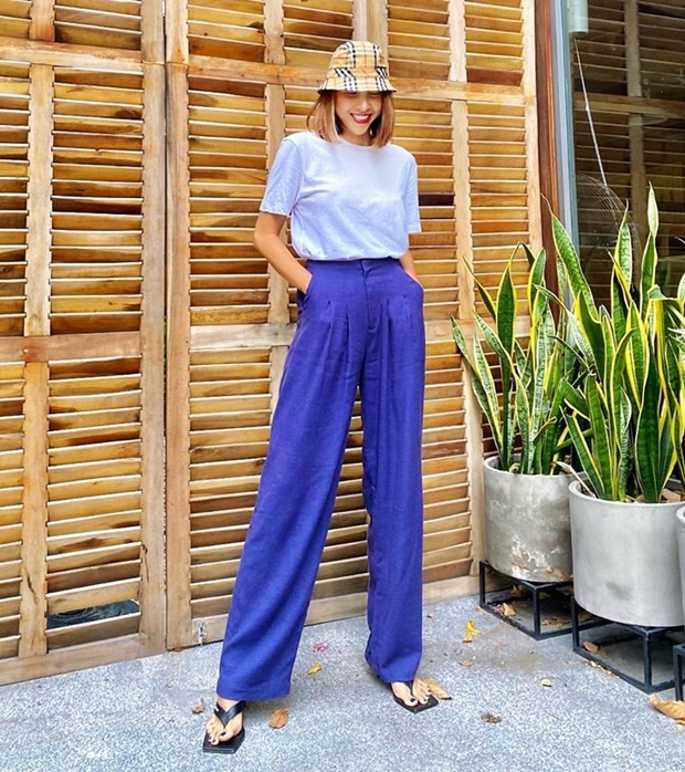 Áo phông, quần ống loe đơn sắc được Minh Triệu nhấn nhá bằng chiếc mũ bucket của Burberry. Chỉ là bộ cánh đời thường, thế nhưng với vóc dáng và thần thái nổi trội, siêu mẫu cũng trở nên thời thượng bội phần.