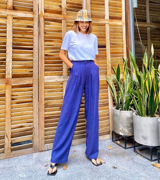 Áo phông, quần ống loe đơn sắc được Minh Triệu nhấn nhá bằng chiếc mũ bucket của Burberry. Chỉ là bộ cánh đời thường, thế nhưng với vóc dáng và thần thái nổi trội, siêu mẫu cũng trở nên thời thượng bội phần.