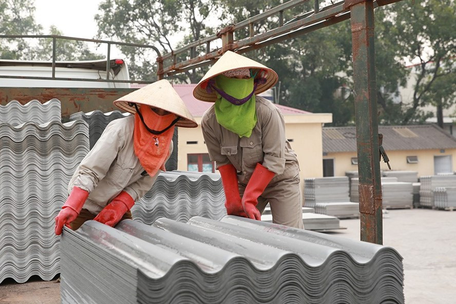  Chống dịch COVID-19, nhưng không thể lơ là trong việc chống lại sự suy thoái kinh tế. Trong ảnh: Công nhân nhà máy tấm lợp Đông Anh. Ảnh minh họa: HẢI NGUYỄN