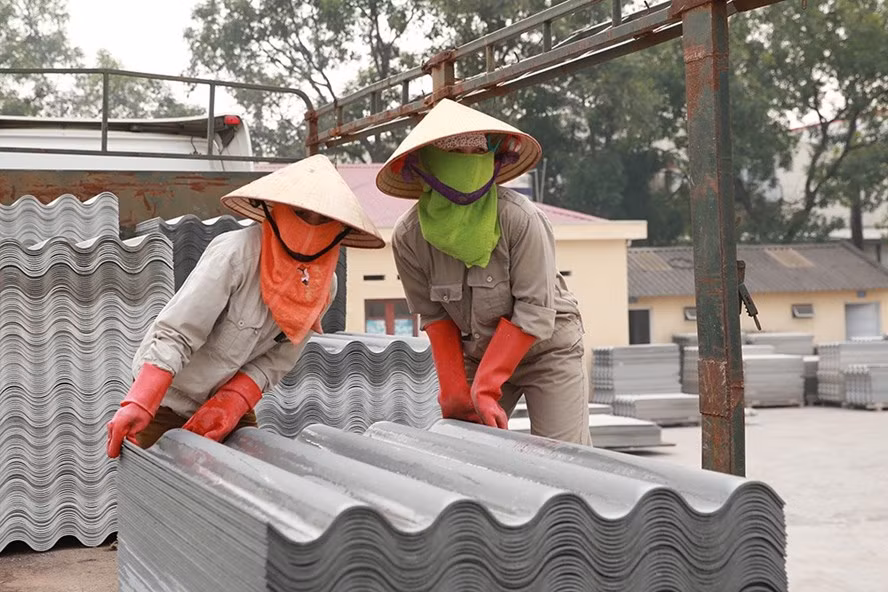  Chống dịch COVID-19, nhưng không thể lơ là trong việc chống lại sự suy thoái kinh tế. Trong ảnh: Công nhân nhà máy tấm lợp Đông Anh. Ảnh minh họa: HẢI NGUYỄN