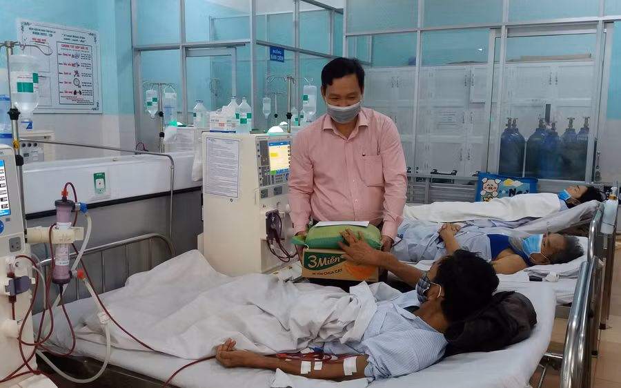 Ông Mai Văn Huấn- Chủ tịch Hội đồng quản trị Công ty cổ phần Dịch vụ Du lịch Gia Lai trao quà cho bệnh nhân nghèo. Ảnh: Như Nguyện