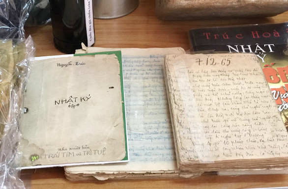 Những cuốn nhật ký đã úa màu thời gian của thầy Nguyễn Trúc - Ảnh: TRUNG TÂN