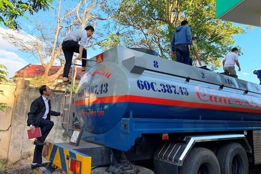  Đoàn liên ngành Đắk Lắk tiến hành kiểm tra xe chở xăng dầu nghi không có hóa đơn chứng từ. Ảnh: H.L