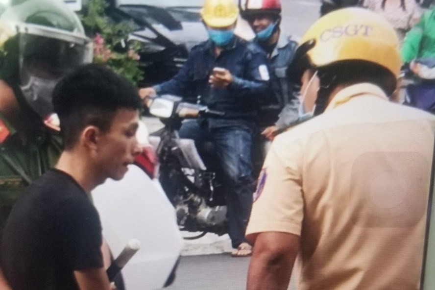  Đối tượng mặc áo phông đen bị khống chế sau khi lao xe vào 2 chiến sĩ cảnh sát giao thông Nha Trang. Ảnh: P.Linh