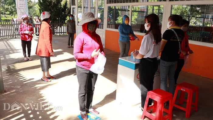 Người dân đến nhận gạo phải đảm bảo quy định đeo khẩu trang, cự ly cách nhau 2m.