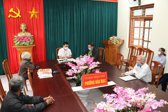 Người dân thuộc đối tượng bảo trợ xã hội ở phường Hòa Mạc (Duy Tiên-Hà Nam) nhận tiền hỗ trợ của Chính phủ do bị ảnh hưởng của đại dịch COVID-19 - Ảnh: Đ.BÌNH