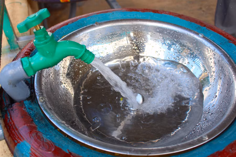 Cận cảnh bồn rửa tay được làm từ lốp xe và thau inox. Ảnh: Hồng Thi