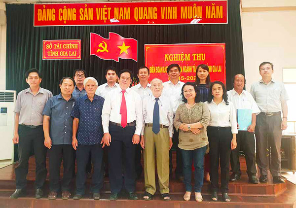 Các đại biểu tham dự buổi nghiệm thu cuốn sách “Biên soạn lịch sử 75 năm ngành Tài chính tỉnh Gia Lai (1945-2020)” chụp ảnh lưu niệm. Ảnh: N.D 