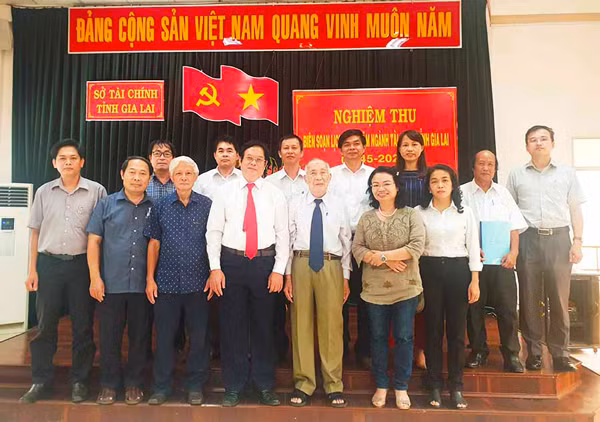 Các đại biểu tham dự buổi nghiệm thu cuốn sách “Biên soạn lịch sử 75 năm ngành Tài chính tỉnh Gia Lai (1945-2020)” chụp ảnh lưu niệm. Ảnh: N.D 