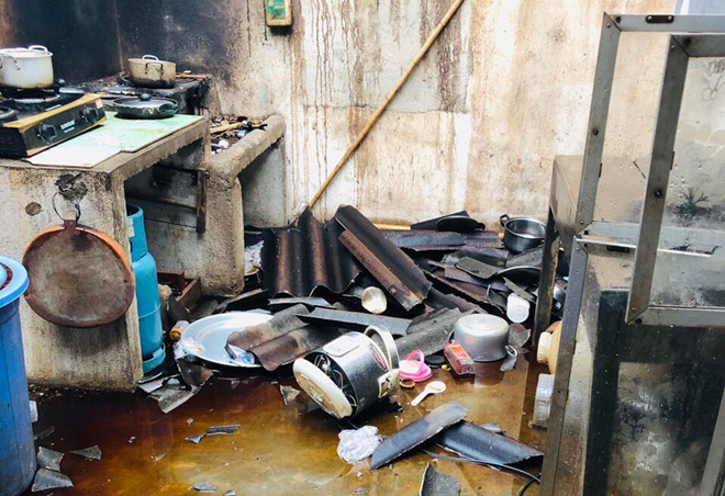 Nhiều tài sản vật dụng bên trong nhà dân bị hư hỏng. ẢNH: TRÙNG DƯƠNG