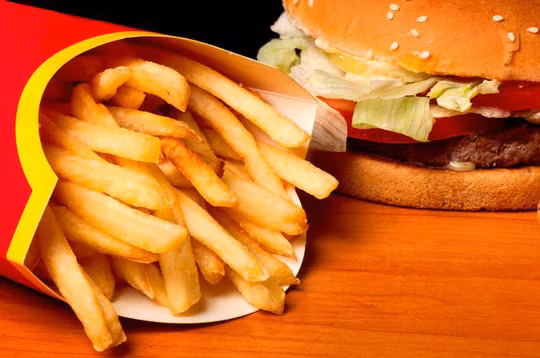 Thức ăn nhanh: Các món ăn nhanh chứa rất nhiều chất béo và rất ít chất xơ. Hãy tự làm bánh kẹp tại nhà, sử dụng thịt gà thay vì thịt bò làm nhân để giảm bớt các thành phần gây táo bón. Khoai tây chiên tự làm cũng ít gây táo bón hơn.