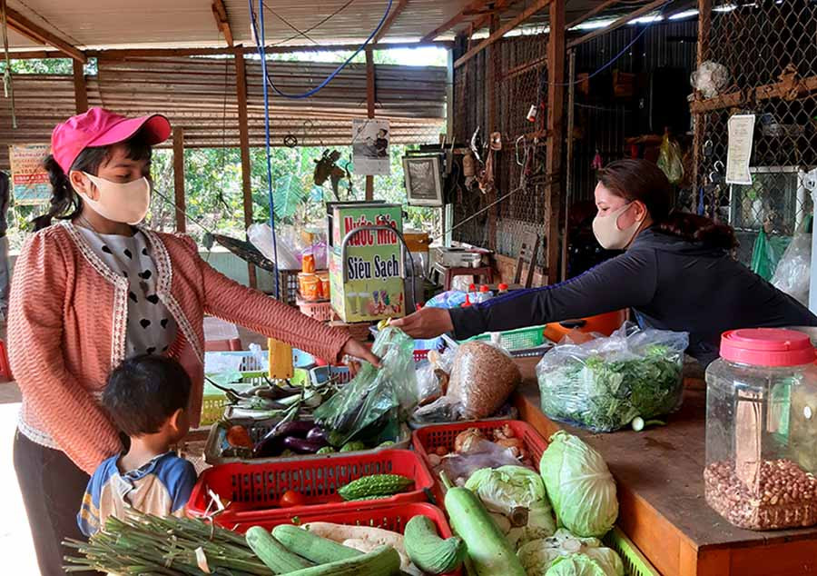 Chị Rmah Nhi (thị trấn Ia Kha) thường xuyên nhắc nhở người dân đến mua hàng phải đeo khẩu trang và rửa tay diệt khuẩn để phòng-chống dịch Covid-19. Ảnh: M.N Chị Rmah Nhi (thị trấn Ia Kha) thường xuyên nhắc nhở người dân đến mua hàng phải đeo khẩu trang và rửa tay diệt khuẩn để phòng-chống dịch Covid-19. Ảnh: M.N