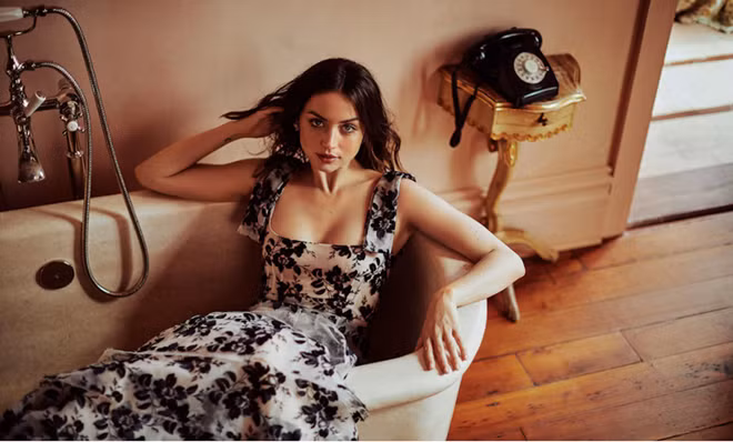 Trong loạt ảnh chụp cho ấn phẩm Nexos, Ana De Armas gây ấn tượng với những bộ trang phục phảng phất nét cổ điển, thanh lịch nhưng cũng đủ để phô diễn vẻ gợi cảm, quyến rũ. Ảnh: Nexos Magazine