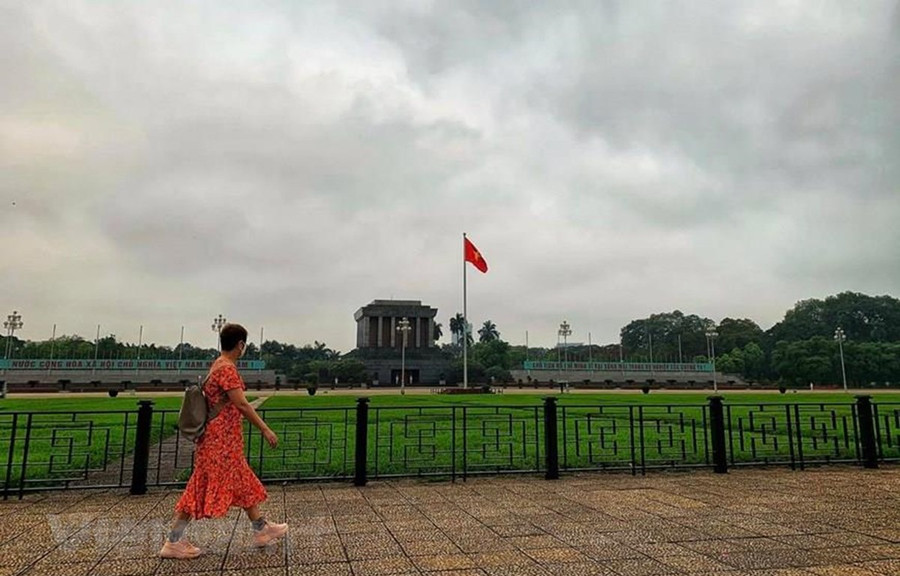 Lăng Bác-Quảng trường Ba Đình vắng vẻ những ngày giãn cách vì COVID-19. (Ảnh: Đậu Đậu/Vietnam+)