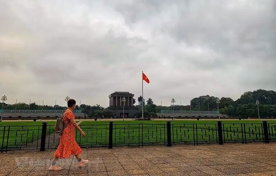 Lăng Bác-Quảng trường Ba Đình vắng vẻ những ngày giãn cách vì COVID-19. (Ảnh: Đậu Đậu/Vietnam+)