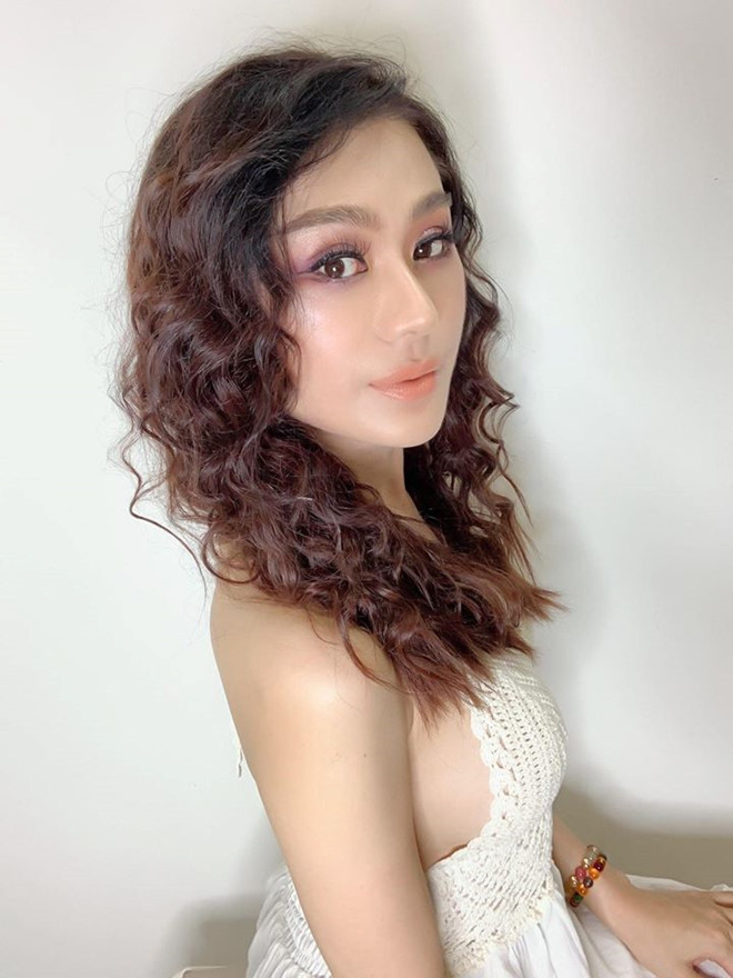 Lâm Khánh Chi khoe khéo thân hình thon thả trong chiếc đầm trắng. Ảnh: FBNV