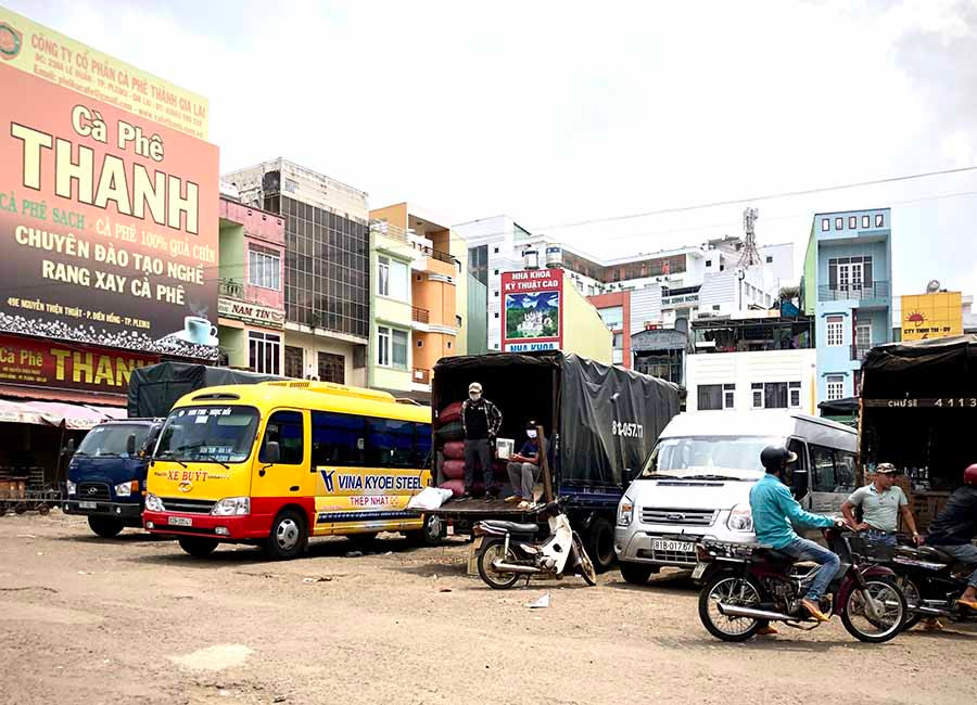  Xe buýt liên tỉnh Gia Lai-Kon Tum và xe khách nội tỉnh tại Bến xe trung tâm Pleiku chưa đón được khách nào dù sát giờ xuất bến. Ảnh: L.H