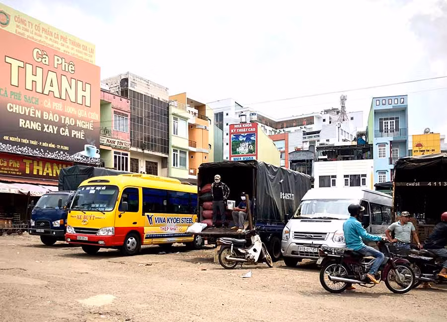  Xe buýt liên tỉnh Gia Lai-Kon Tum và xe khách nội tỉnh tại Bến xe trung tâm Pleiku chưa đón được khách nào dù sát giờ xuất bến. Ảnh: L.H