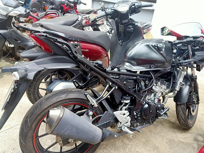 Các xe bị thay BS, tháo linh kiện - ẢNH: NGUYÊN TÚ Các xe bị thay BS, tháo linh kiện - ẢNH: NGUYÊN TÚ