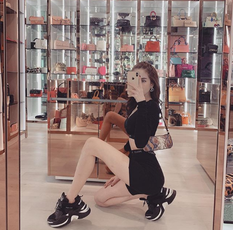 Trong ngày, người đẹp lựa chọn chiếc váy dây được thiết kế cầu kỳ phần trước ngực. 