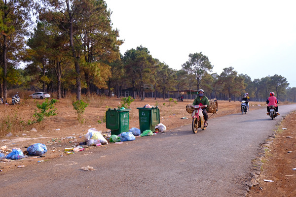  Thùng rác được đặt trên tuyến đường qua đồi thông nhưng rác vẫn tràn ra đường. Ảnh: M.C
