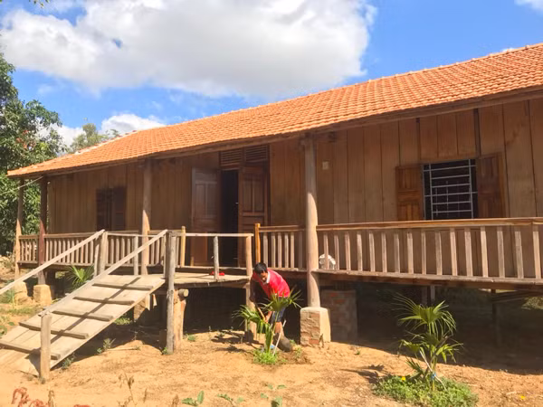 Anh Đinh A Ngưi (làng Kgiang, xã Kông Lơng Khơng, huyện Kbang) trồng cây xanh cải tạo khuôn viên homestay để phục vụ khách du lịch tốt hơn. Ảnh: A.P