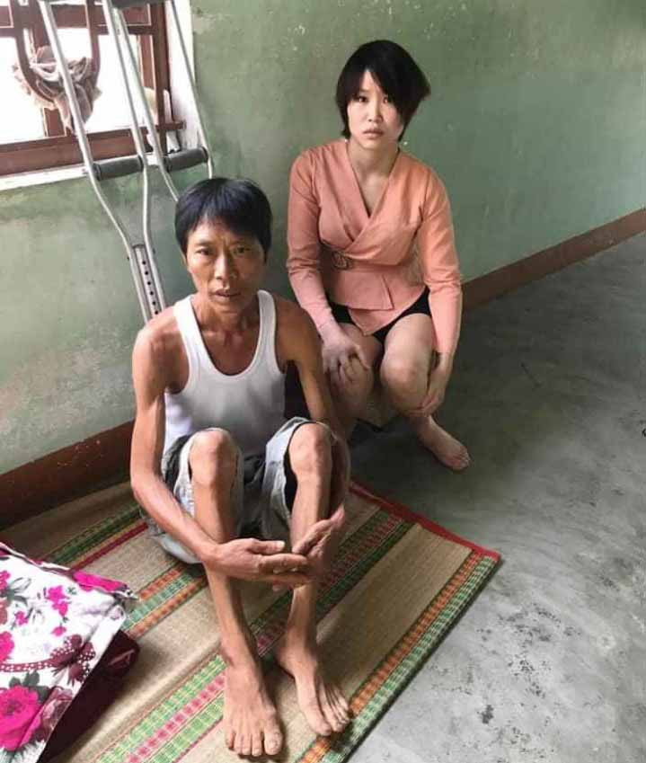 Hai cha con chú Ánh ngồi buồn rầu trong ngôi nhà nhỏ. Ảnh: Vũ Thị Chi