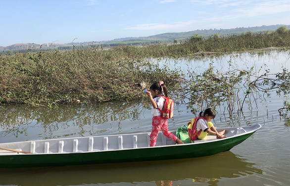 Đường đến trường của các bé trên chiếc xuồng - Ảnh: DIỆU QUÍ