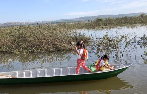 Đường đến trường của các bé trên chiếc xuồng - Ảnh: DIỆU QUÍ