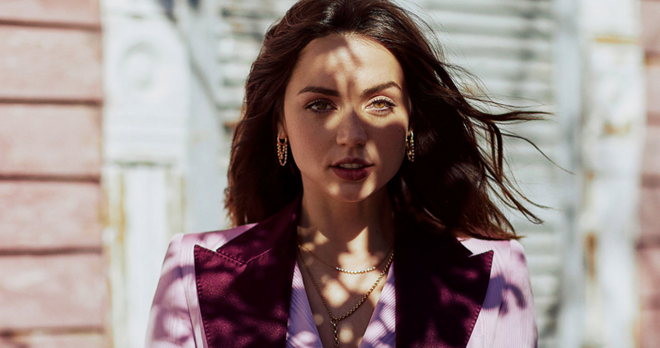 Dẫu tham gia nhiều dự án nhưng phải đến năm 2019, khi thủ vai nữ chính trong bộ phim trinh thám Kẻ đâm lén, đóa hồng đến từ Cuba mới được nhiều khán giả biết đến. Không chỉ được hợp tác cùng nhiều ngôi sao nổi tiếng như Daniel Craig hay Chris Evans, vai diễn còn giúp người đẹp giành một đề cử Quả cầu vàng. Ảnh: Nexos Magazine