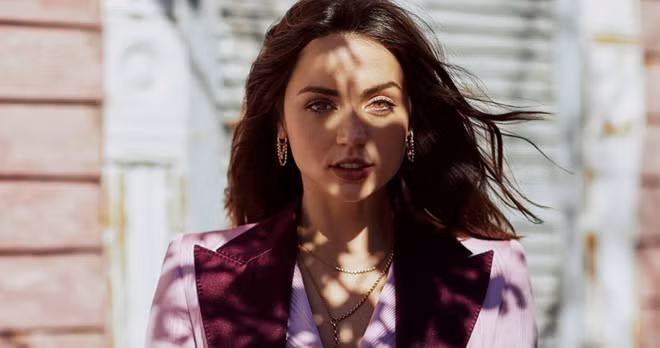 Dẫu tham gia nhiều dự án nhưng phải đến năm 2019, khi thủ vai nữ chính trong bộ phim trinh thám Kẻ đâm lén, đóa hồng đến từ Cuba mới được nhiều khán giả biết đến. Không chỉ được hợp tác cùng nhiều ngôi sao nổi tiếng như Daniel Craig hay Chris Evans, vai diễn còn giúp người đẹp giành một đề cử Quả cầu vàng. Ảnh: Nexos Magazine