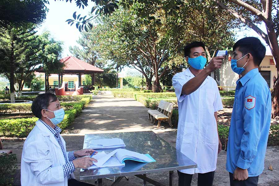  Cán bộ y tế thăm khám sức khỏe cho chiến sĩ Đội K52 trong thời gian cách ly tập trung. Ảnh: Như Nguyện
