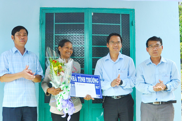 Giám đốc Công ty Thủy điện Ia Ly Đoàn Tiến Cường (thứ 2 bìa phải) tặng nhà tình thương cho gia đình nghèo tại xã Ia Kreng, huyện Chư Pah. Ảnh: Đ.Y